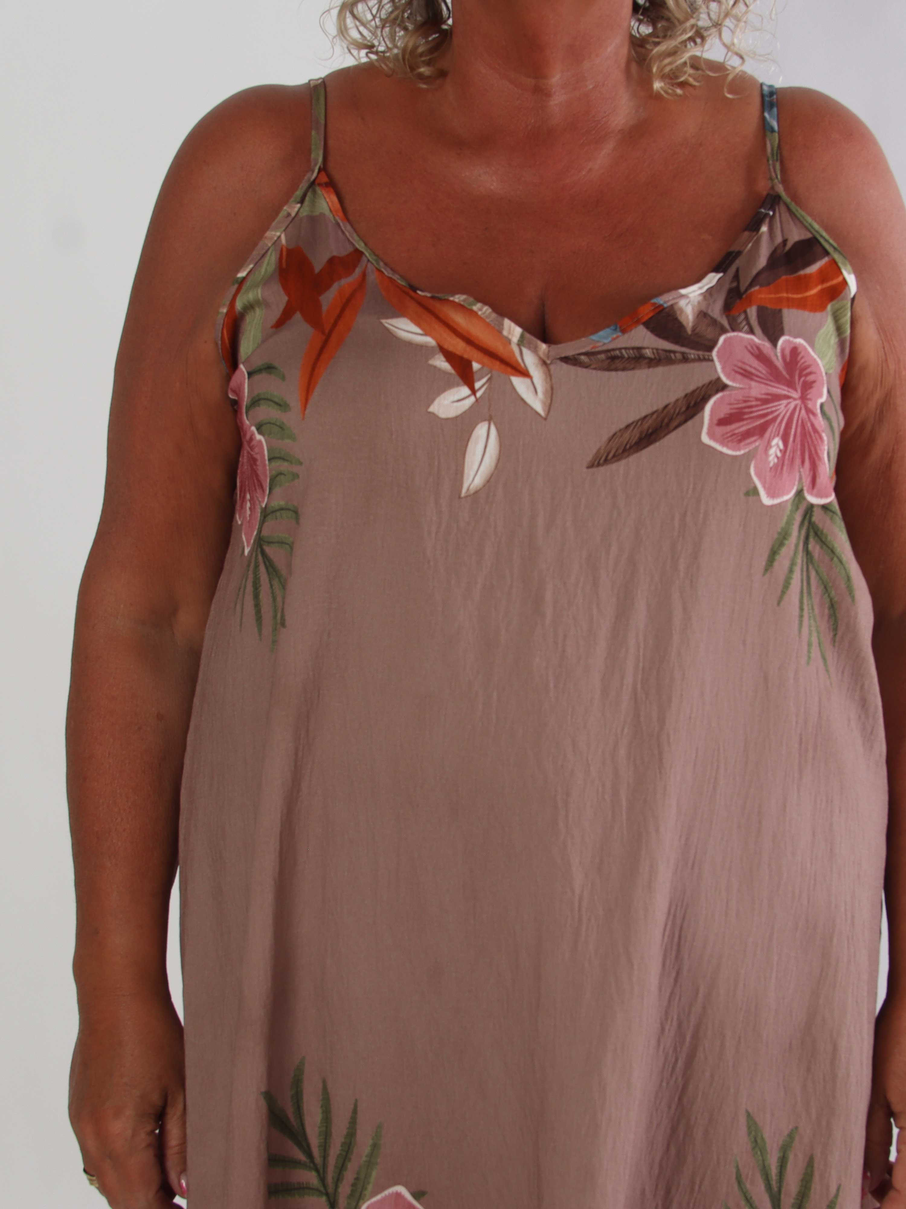 Fahima - Sød plus size stropkjole i viskose med eksotiske blomstermotiver